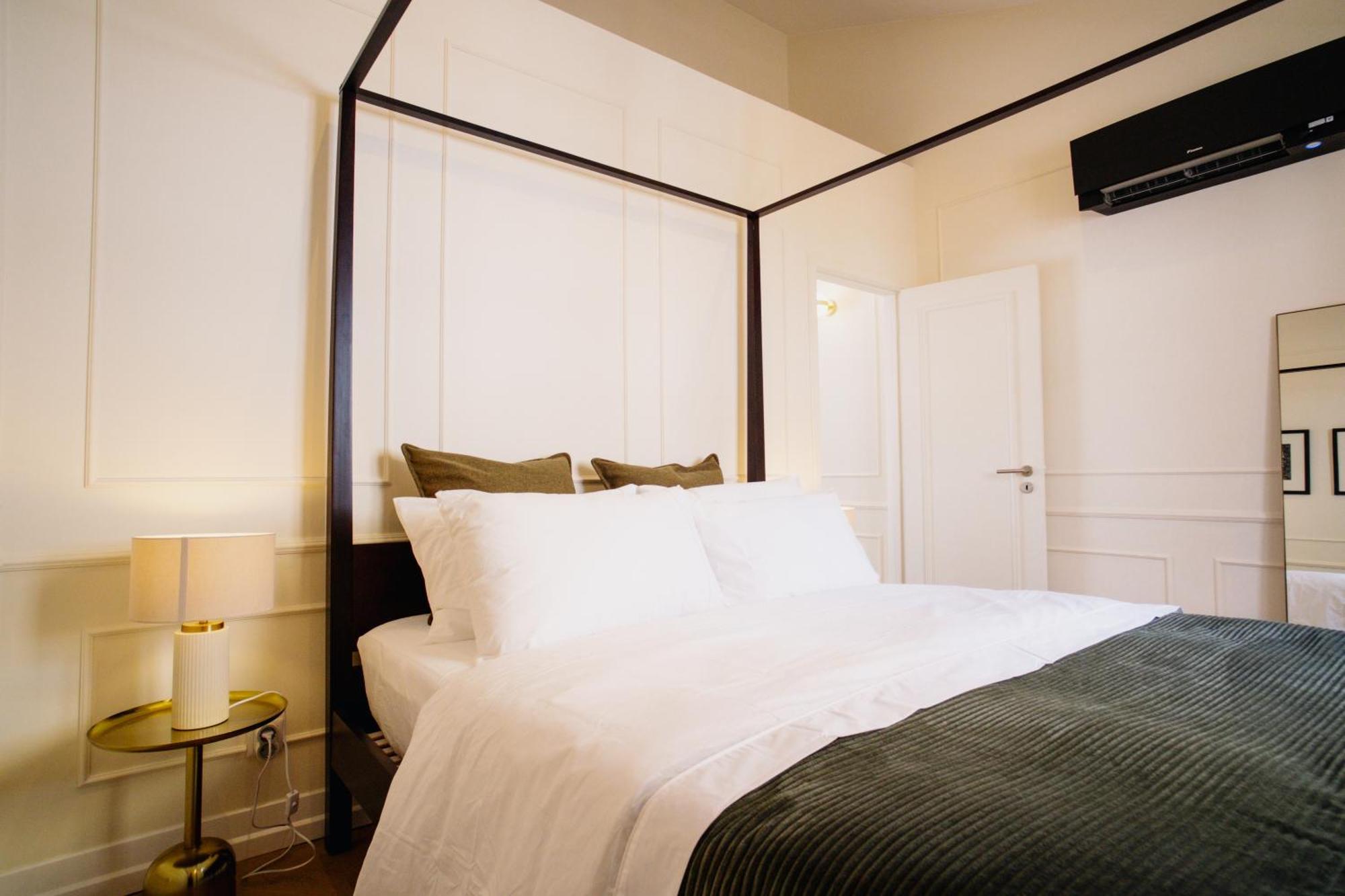 Apartment -new- Chic Chiado Apartment, Elevator Buiding, Steps To Everything Lisbon