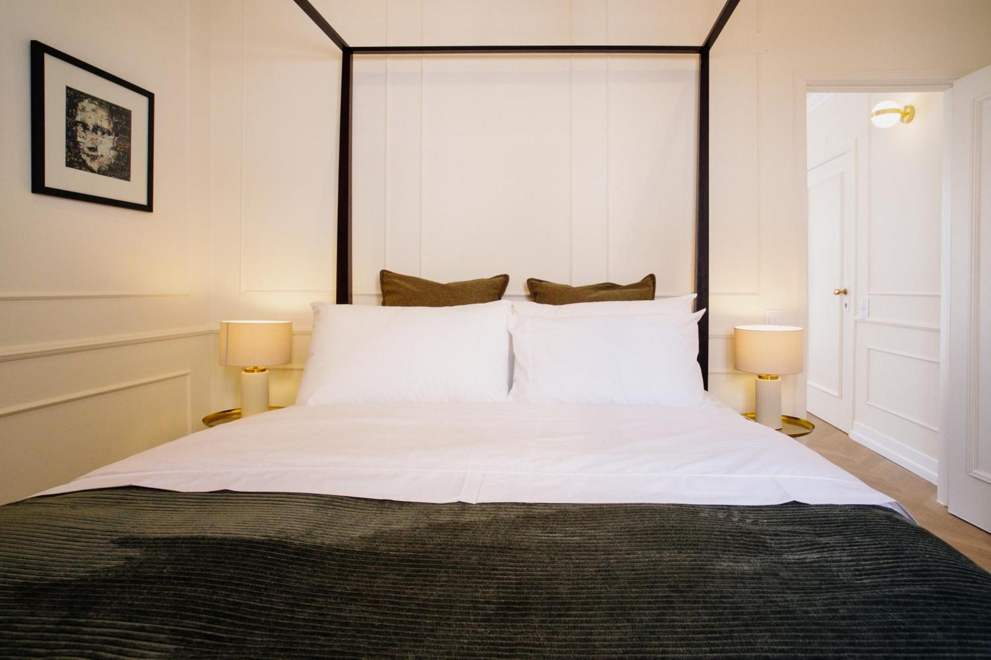 Apartment -new- Chic Chiado Apartment, Elevator Buiding, Steps To Everything Lisbon